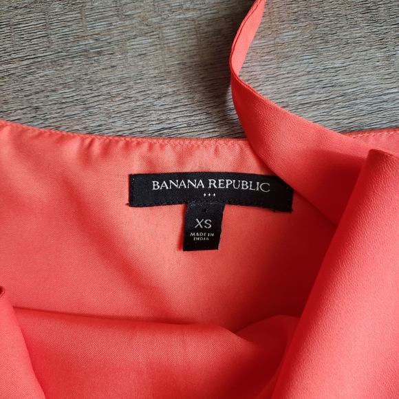 BANANA REPUBLIC| Light Coral Sleeveless V neck Top - Picture 7 of 9